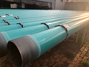 Detalhes sobre tubos de aço anticorrosivos revestidos com resina epóxi utilizados em projetos industriais.