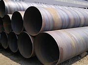 Schweißarbeiten an Stahlrohren mit großem Durchmesser