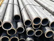 What are the differences between DN125 seamless steel pipe and internally coated steel pipe