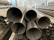 Tubos de aço com diâmetro interno de 5 cm, modelos de diferentes materiais.